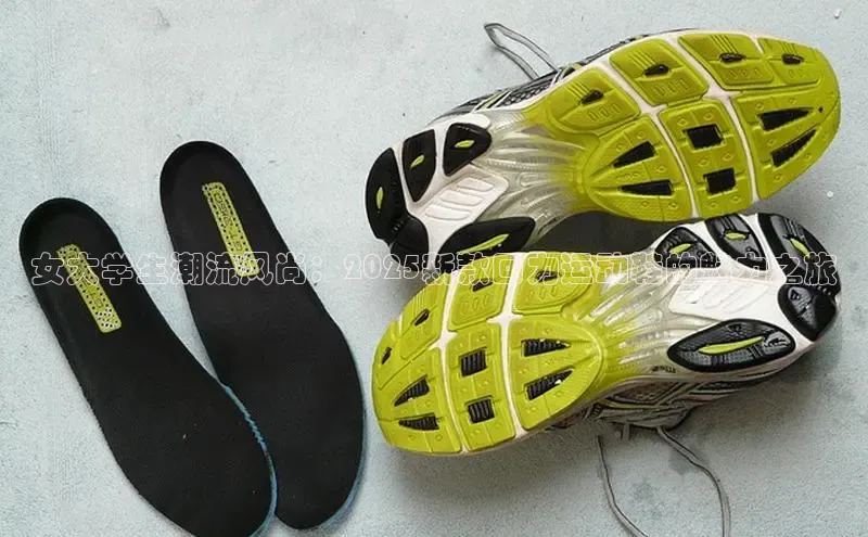 女大学生潮流风尚：2025新款回力运动鞋的魅力之旅